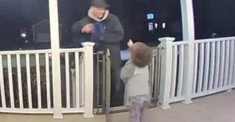 Difunde la grabación que muestra a su hijo de 2 años tras abrirle la puerta a un repartidor