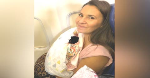 En pleno vuelo la tripulación y pasajeros se dirigen hacia la pareja que adoptó una bebé