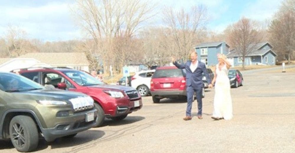 Se rehúsan a cancelar su boda por el coronavirus y hacen una celebración en un estacionamiento