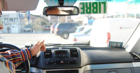Un taxista obliga a una pasajera anciana que llevaba 25 mil dólares a ir a la policía