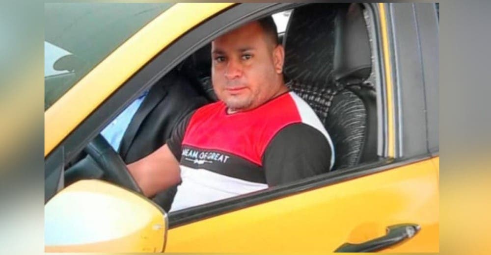 Desesperado busca a las 2 pasajeras que olvidaron una bolsa negra en su taxi Desesperado busca a las 2 pasajeras que olvidaron una bolsa negra en su taxi