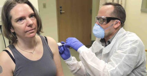 Una mujer se convierte en la primera persona en ser vacunada contra el coronavirus