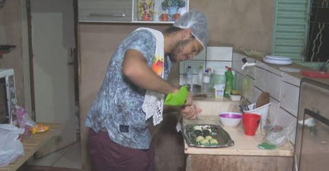 Una noche en el hospital lo motiva a ser médico y vende galletas para poder estudiar