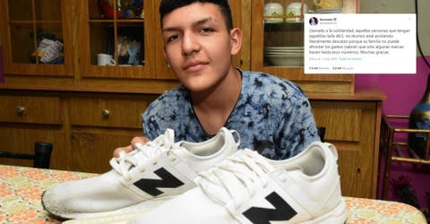 Un niño de 14 años va a la escuela descalzo porque calza 49 y su maestra pide ayuda en Twitter
