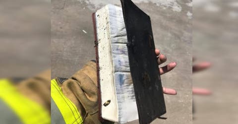 Sufre una tragedia que consume su auto en llamas y los bomberos rescatan su biblia intacta
