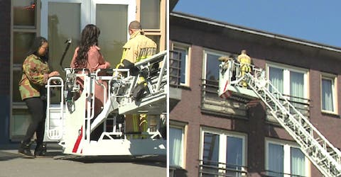 Los bomberos suben a una familia hasta un cuarto piso para que puedan despedirse de su abuelo