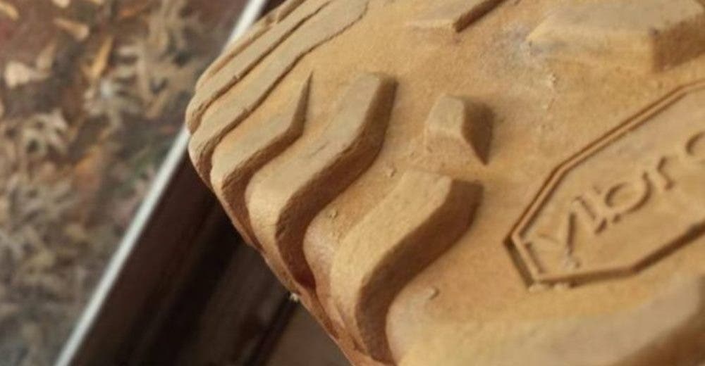 Cuando ve las botas de su esposo se arrepiente de sentirse harta de él y su comportamiento Cuando ve las botas de su esposo se arrepiente de sentirse harta de él y su comportamiento