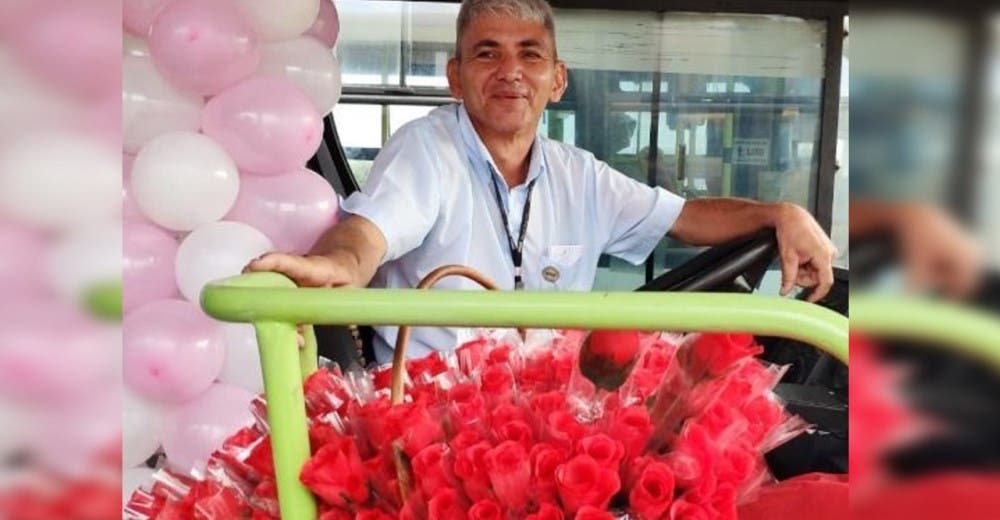 Un conductor decora la parada, el autobús y le entrega un obsequio a cada pasajera