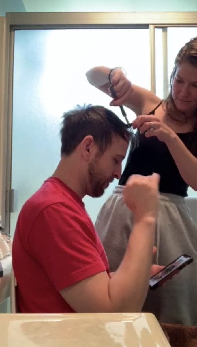 стригут волосы семье. жена постригла мужа. женщина подстригает мужчину. стричь мужа. нельзя стричь мужа примета.