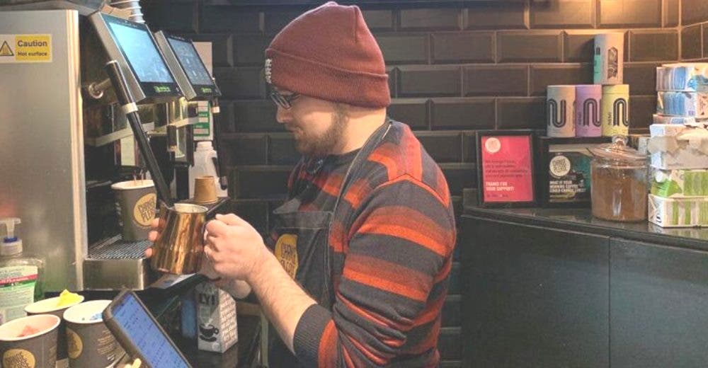 Una cafetería da mucho de qué hablar por su actitud ante un humilde hombre sin hogar Una cafetería da mucho de qué hablar por su actitud ante un humilde hombre sin hogar