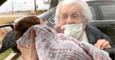La historia detrás de la foto viral de una abuelita conociendo a su nieta a través de un cristal