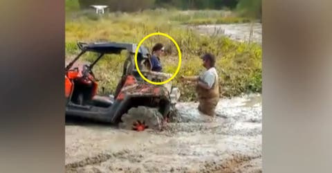 Lleva a su novia a un pantano para que se quede atrapada en el barro mientras la interroga