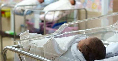 Una madre con coronavirus pierde la vida en el trabajo parto y luchan por salvar a su bebé