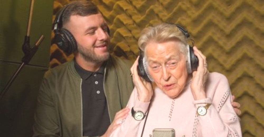A los 83 años y con Alzheimer graba su primera canción rompiendo récords A los 83 años y con Alzheimer graba su primera canción rompiendo récords