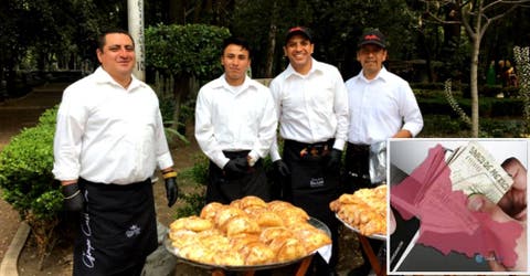 Los camareros de un hotel salen a la calle a vender comida en pleno confinamiento