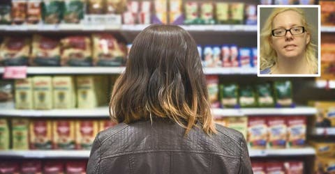 Una mujer tose y escupe sobre los alimentos del supermercado para contagiar a otros de COVID-19