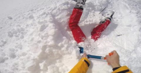 Mientras esquiaba nota las piernas de una persona que estaba sepultada en la nieve