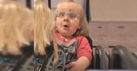 Una niña de 2 años recibe con mucha emoción a una muñeca en silla de ruedas como ella