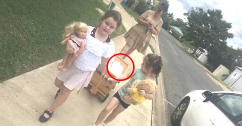 Las 2 niñas que van por la calle tras gastar todo el dinero que tenían emocionan a los vecinos