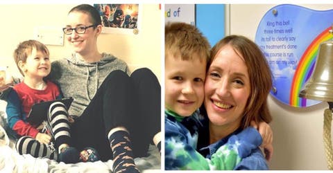 Una madre celebra con su hijo de 8 años que lograron sobrevivir tras 4 años en el hospital
