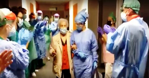 La emoción de los médicos al despedir a Pepita, de 95 años, que se ha curado de coronavirus