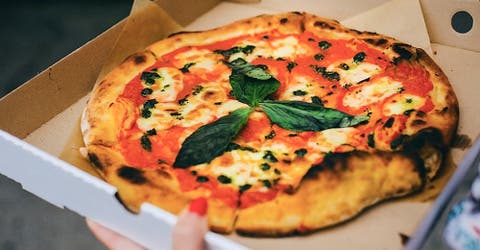 Un repartidor de pizza de 19 años con coronavirus pudo contagiar a 72 familias