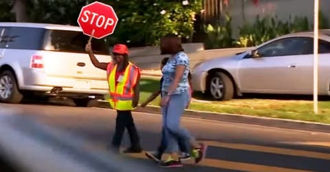 Mujer policía logra escuchar la súplica de una angustiada niña que cruzaba la calle y reacciona