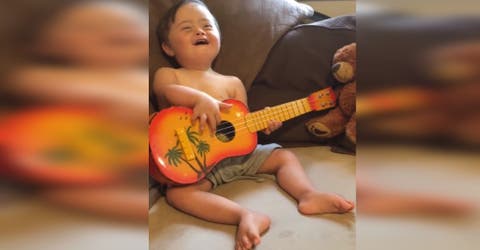 Un niño de 2 años con Síndrome de Down es grabado demostrando su pasión por la música