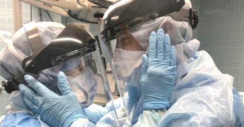 El compañero de una pareja de enfermeros captura un momento que paralizó a todos en el hospital