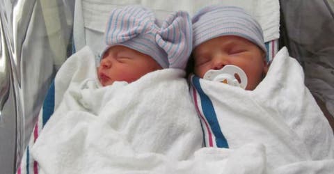 Da a luz a sus gemelos a los 68 años después de más de 4 décadas intentando ser madre