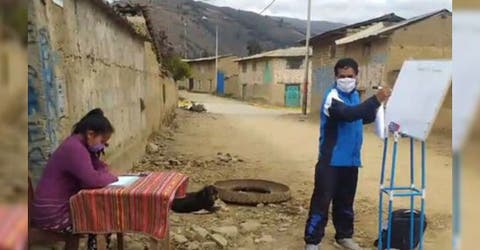 Camina 10 kilómetros cada día para darles clases a sus humildes estudiantes frente a sus casas