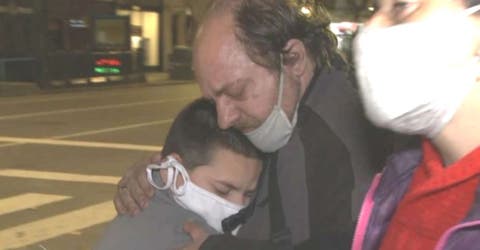 Duerme en la calle junto a su hijo de 10 años, perdió su trabajo y es viudo