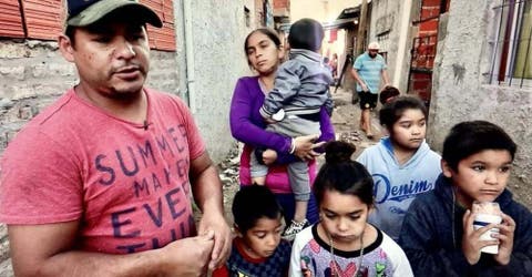 El humilde padre de 5 hijos cuya casa fue devastada por las llamas pide ayuda para reconstruirla