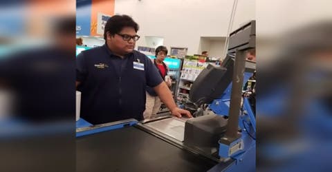 Joven cajero interviene al ver a una clienta llorar sin saber que alguien le tomó una foto