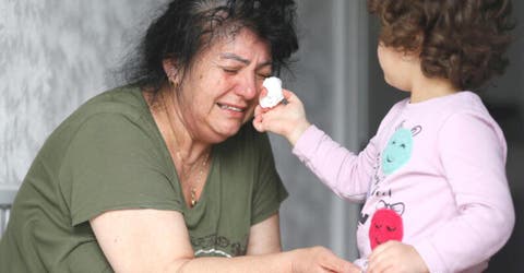 Una niña de 3 años pierde a su mamá y consuela el llanto de su afligida abuelita