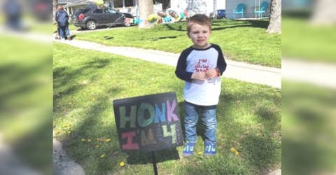 Un niño de 4 años se queda frente a su casa esperando que sus abuelitos lleguen a su cumpleaños