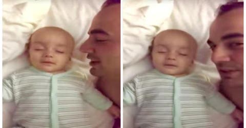 Se le acerca a su bebé mientras duerme y graba su reacción cuando lo estremece