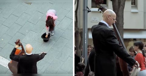 La reacción de una niña ante un músico callejero motiva a una multitud de personas a acercarse