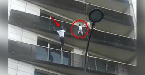 Escala 4 pisos de un edificio para salvar a un bebé que estaba a punto de caer al vacío