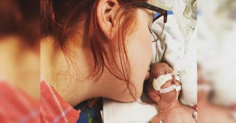 La madre del bebé que nació con 11 centímetros y menos de 500 gramos regresa a la UCI