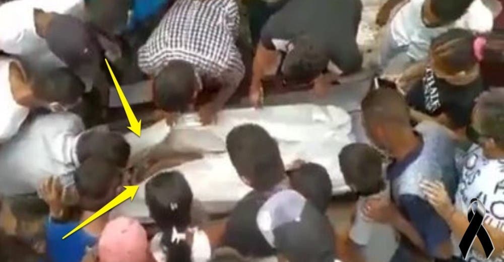 Abren el ataúd en el funeral para ver a su ser querido muerto por COVID-19 ignorando el peligro Abren el ataúd en el funeral para ver a su ser querido muerto por COVID-19 ignorando el peligro
