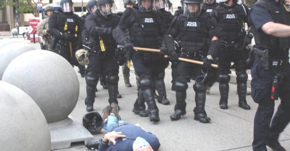 El primer mensaje del hombre de 75 años empujado por la policía por protestar contra el racismo El primer mensaje del hombre de 75 años empujado por la policía por protestar contra el racismo