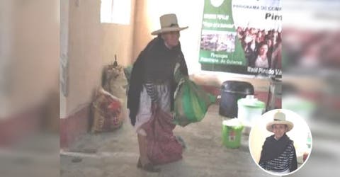 Una anciana llega a un comedor popular con un bulto muy pesado sobre su espalda