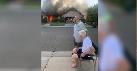 Aparece justo cuando una pareja de ancianos estaba en grave peligro dentro de su casa en llamas