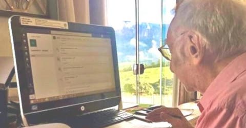 A los 92 años se resiste a abandonar su carrera universitaria y lucha con las clases online
