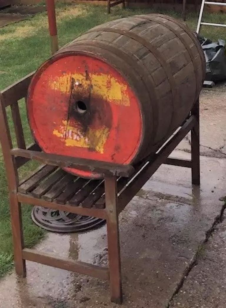 Critican a los padres que afectados por la cuarentena usan un barril