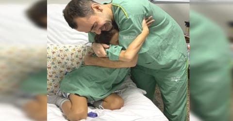 El pediatra que hace llorar a sus pacientes cuando abandonan la UCI recibe una emotiva carta