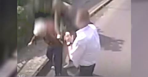 Un conductor ayuda a una anciana a defenderse del ladrón que intentaba robarla