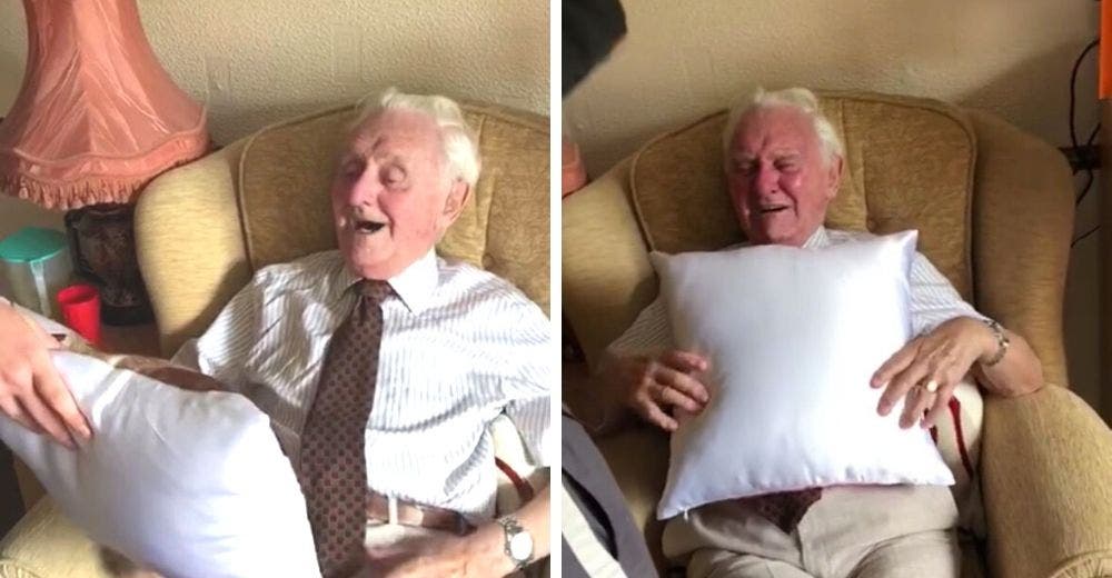 Le entregan un recuerdo a un anciano de 94 años que perdió a su esposa y termina desconsolado