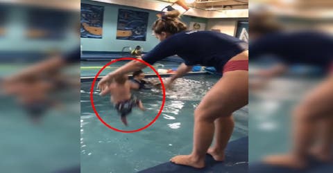 El video del bebé de 8 meses siendo arrojado a la piscina sin flotadores causa polémica
